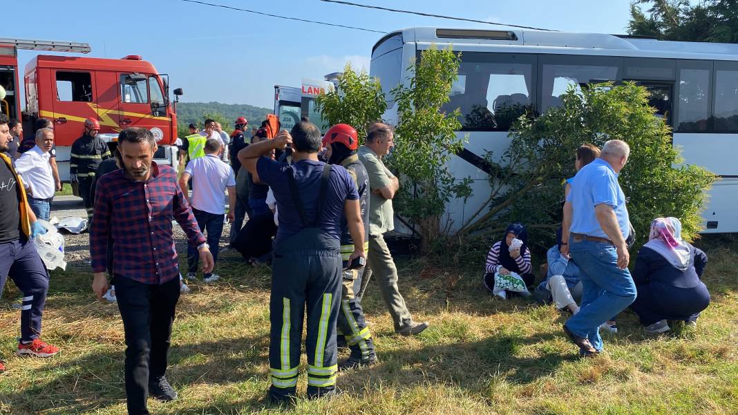 Tır ile servis midibüsü kafa kafaya çarpıştı: 1'i ağır 26 yaralı 6